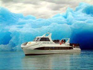 ARG_FTE_Cristina_boat_glacier.jpg (8934 bytes)