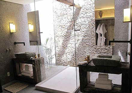 BRA KENOA Marajo Villa bathroom.jpg (91911 bytes)