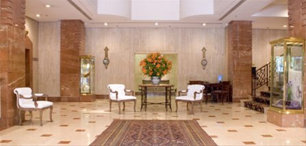 BR SAO L'Hotel lobby.jpg (23359 bytes)