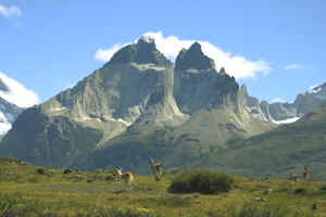 !!!CHI PAT Patagonia Camp cuernos vu.jpg (59901 bytes)