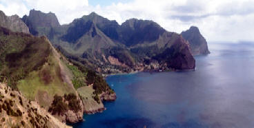 !!!CHI ROB CRUSOE island aerial with village.jpg (44680 bytes)