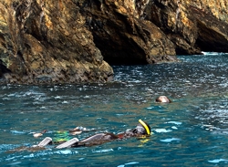 !!!CHI ROB CRUSOE snorkeling.jpg (62215 bytes)