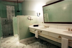 !!!COL CTG Pestagua lux bathroom.jpg (12870 bytes)