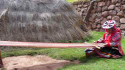 !!!CUZ URU Awanacancha woman weaving.jpg (39726 bytes)