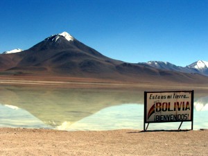 CHI EXPLORA Travesias Bolivia lake volcano sign.jpg (18317 bytes)